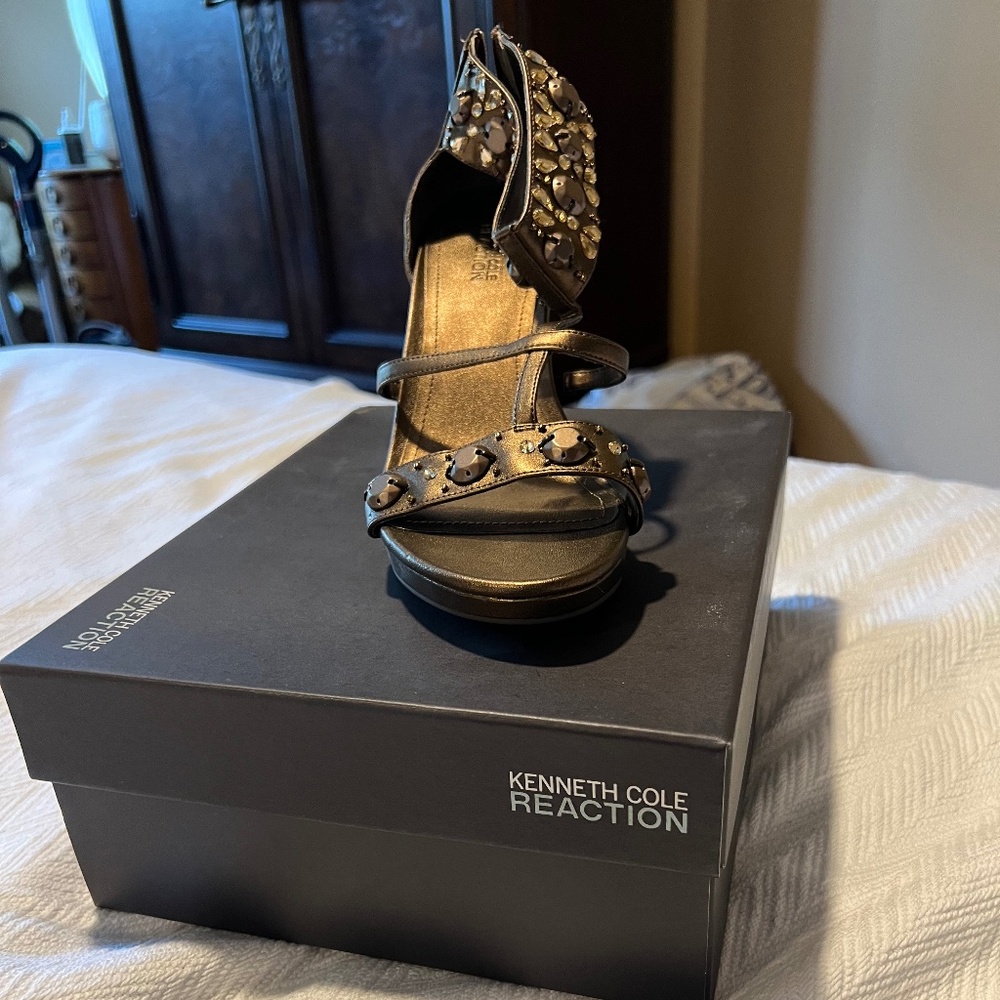 New-Never Used- Kenneth Cole Memorise MT Heel